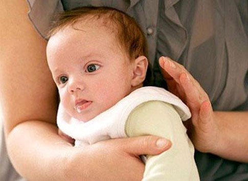 3. Chữa ho có đờm, trẻ em nôn trớ: Lá xương sông bánh tẻ 2-3 lá, mật ong 5 thìa con. Lá xương sông rửa sạch, thái nhỏ, cho vào bát con cùng với mật ong, đem hấp cách thủy (đun sôi chừng 10 phút) rồi lấy ra, chắt nước uống nhiều lần trong ngày. Người lớn có thể nhai nuốt cả lá. Ảnh: Immukid.vn.
