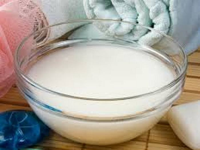 4. Cám gạo, nước. Cách làm nước rửa bát từ nguyên liệu này rất đơn giản. Chỉ cần hòa 3 muỗng cám gạo cùng nước và lắc đều sẽ thành dung dịch rửa chén có màu vàng nhạt, mùi thơm đặc trưng. Ảnh: Trimuncam.