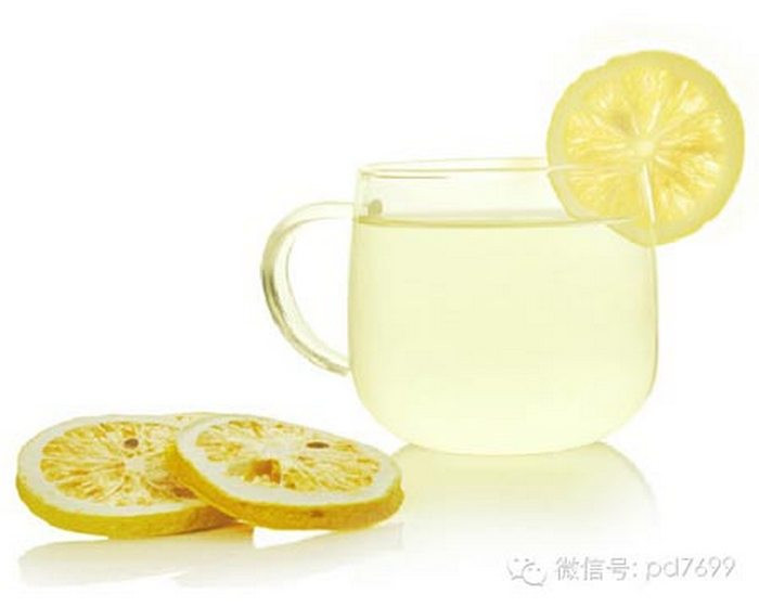 3. Chanh, giấm. Nguyên liệu gồm 4 trái chanh, 100ml giấm, muối tinh 1 chén. Đầu tiên rửa sạch chanh và cắt thành lát nhỏ, loại bỏ hạt. Cho chanh vào nồi đổ xâm xấp nước và đun trên lửa to. Khi nước sôi vặn nhỏ lửa đun tiếp trong 20 phút. Ảnh: Sina.