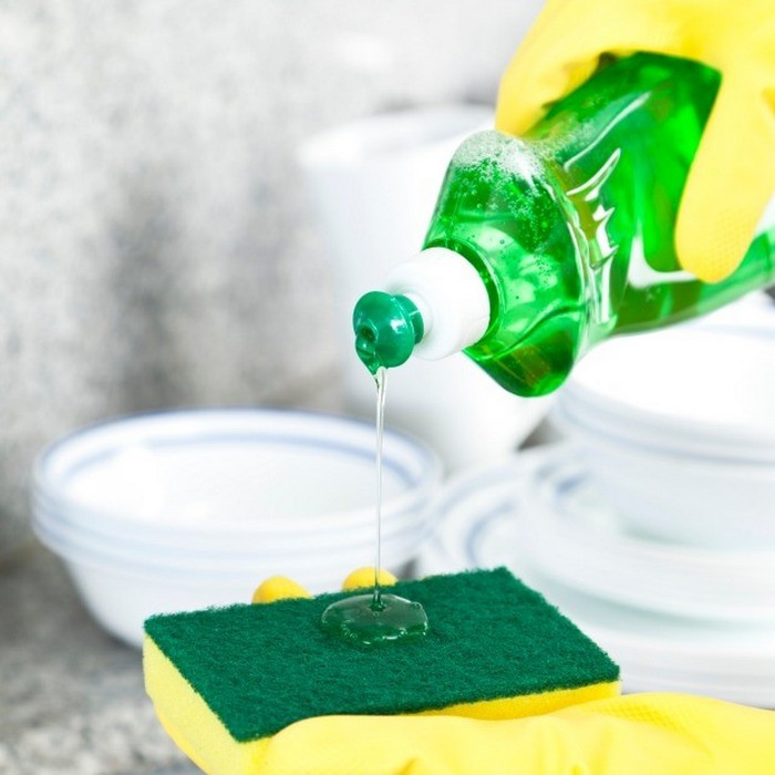 Nước rửa chén là loại nhà nào cũng phải dùng. Tuy nhiên, nếu dùng nước rửa chén mua sẵn mà không rửa kỹ hết bọt xà phòng có thể gây bệnh cho cơ thể khi sử dụng. Để tiết kiệm chi phí nhất và an toàn sức khỏe, bạn có thể tự làm nước rửa chén tại nhà như sau. Ảnh: Bepgiadinh.