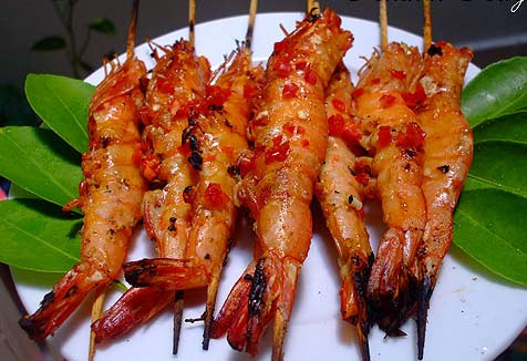 Cho hỗn hợp nước sốt vào ướp với tôm khoảng 30 phút. Sau đó cho lên bếp nướng than hoa không khói nướng đều. Bạn cũng có thể nướng trước hoặc vừa ăn vừa nướng là ngon nhất. Ảnh: phunutoday.vn.