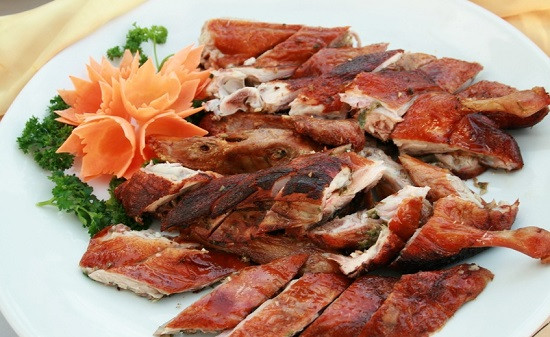 5. Vịt nướng than hoa. Nguyên liệu: Vịt, hành, tỏi, sa tế, gia vị tiêu, dầu ăn, đường, rượu trắng. Vịt mổ phanh, có thể xiên để nước, hoặc kẹp vỉ. Gia vị sả, hành, tỏi băm nhỏ, trộn hỗn hợp này với dầu ăn, sa tế, gia vị, hạt tiêu. Ướp vịt đã rửa sạch vào cùng hỗn hợp trên 20 phút. Sau đó kẹp vịt vào vỉ, nướng trên bếp than hoa 20 phút, da vịt có màu vàng cánh gián là được. Ảnh: toinayangi.vn.