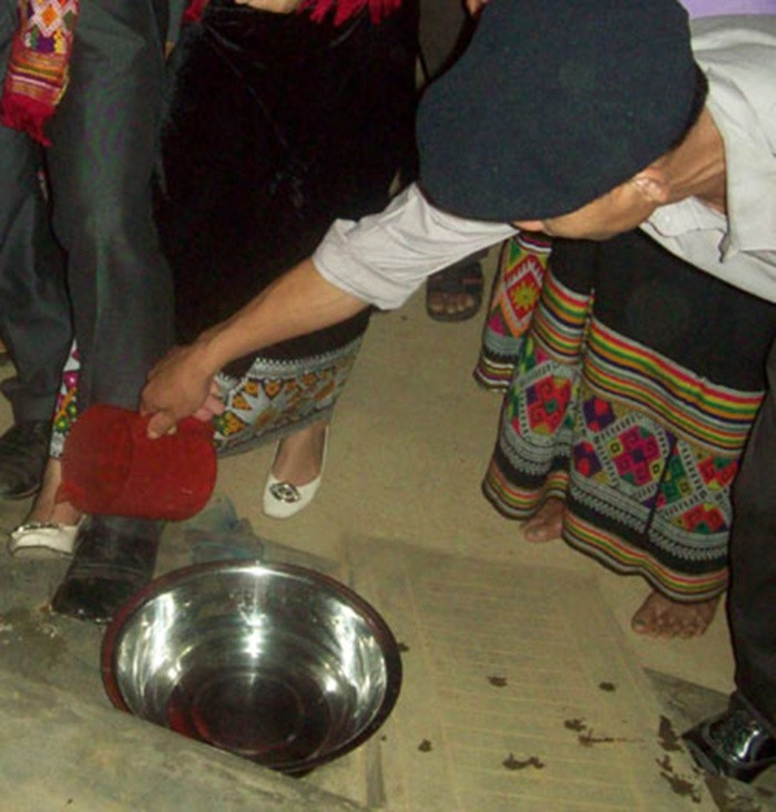 Tục lệ này đã có từ hàng trăm năm nay và không hề mai một. Màn rước dâu còn đặc biệt hơn là nhà trai không hề được tiếp đón hồ hởi. Nhà gái sẽ đóng cửa kín mít, lặng như tờ. Để được vào nhà, họ nhà trai phải thi đối đáp với họ nhà gái để thể hiện sự bản lĩnh. Khi cửa ải đối đáp qua, đến cửa thứ hai là nhà gái sẽ hắt nước vào người chú rể, rồi mới được bước chân lên nhà. Ảnh: Lichvansu.