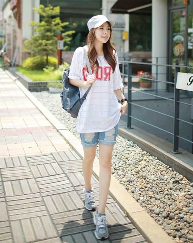 1. Giày thể thao Giày thể thao đem lại sự năng động, khỏe mạnh và hoạt bát cho người mang. Với những bước đi vững chải trên đôi giày thể thao, vẻ ngoài cũng như nội tâm, nàng là người rất kiên định. Khả năng giữ bình tĩnh của cô gái yêu thích giày thể thao rất cao, hầu như rất ít thấy nàng bồn chồn, lo lắng trước một vấn đề khó khăn nào đó. Nếu thích một cô nàng yêu giày thể thao, bạn nam hẳn phải vất vả lắm để chinh phục cô nàng khá mạnh mẽ này. Nhưng khi đã có được nàng, bạn không cần phải lo lắng, với tính cách kiên định, nàng sẽ rất chung thủy với lựa chọn của mình.