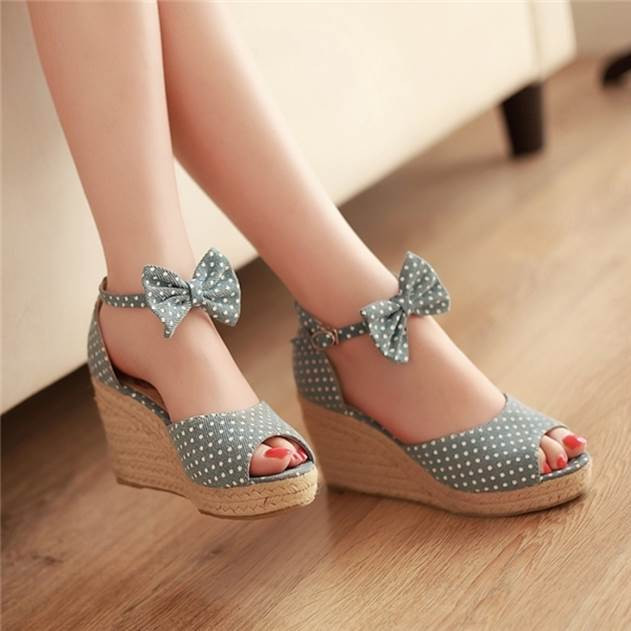 3. Giày đế xuồng Giày đế xuồng là sự lựa chọn hoàn hảo cho cô nàng vừa thích cao ráo, lại muốn năng động, dễ đi. Nếu thích một cô gái chọn giày đế xuồng, chúc mừng bạn vì cô ấy khá dễ gần và hòa đồng. Chỉ có một vấn đề duy nhất là hình như nàng rất thích tụ tập bạn bè. Lại luôn là nhân vật rất nhiệt tình check – in trên mọi “mặt trận”, từ Facebook, Twitter, Instagram, … Cũng không hẳn nàng thích “sống ảo” đâu, chỉ là vì “ham vui” quá nên chỗ nào cũng phải cập nhật tưng bừng.