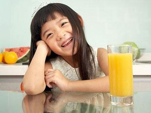 Ở trẻ em, bắt đầu từ tháng thứ 6 trẻ nên được bổ sung hoa quả hàng ngày. Cam là một loại hoa quả giàu vitamin rất có lợi cho sức khỏe, một ngày cho bé uống nước cam vắt là rất tốt. Với trẻ lớn hơn, mẹ có thể bổ sung những món ăn từ cam cho bé rất dễ làm như sau. Ảnh: Songkhoe.