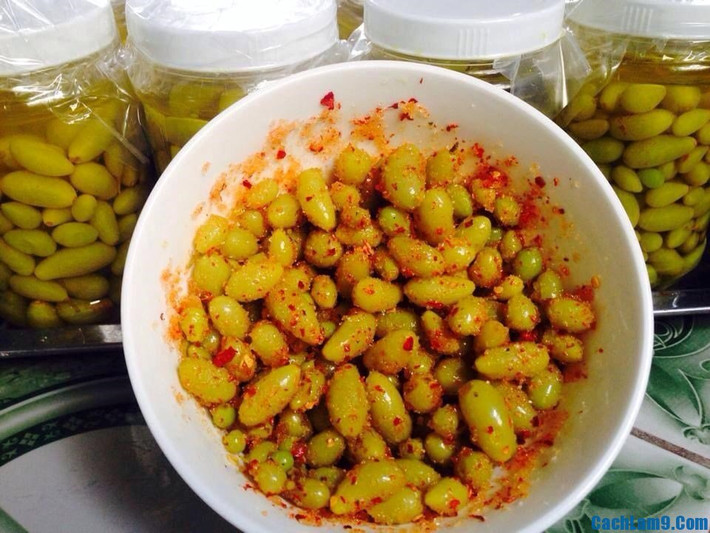 1. Nho tươi lắc muối ớt. Nguyên liệu: Nho xanh, muối, ớt. Chỉ cần rửa nho thật sạch, thái rời từng trái, cho vào hũ nhỏ, cho lượng muối ớt vừa đủ và lắc đều lên là sẽ có món ăn vặt ngon tuyệt. Ảnh: cachlam9.com.