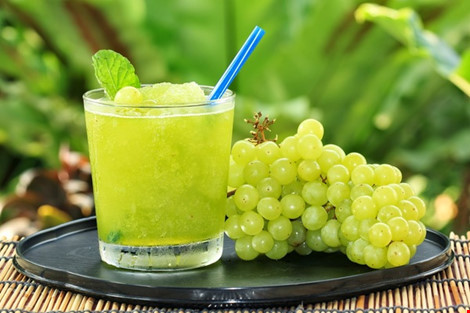 3. Nước ép nho. Nguyên liệu: Nho xanh, đá viên. Chỉ cần rửa nho sạch, cho vào ép lấy nước, đổ ra ly, thêm mấy viên đá nhỏ vào là có thể uống được, nếu chưa đủ độ ngọt có thể thêm một chút đường. Ảnh: 24h.vn.