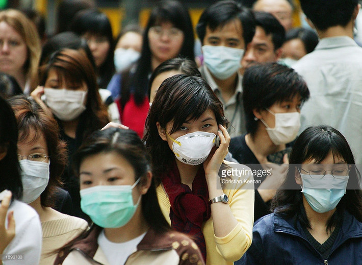Với bệnh SARS nói riêng và tất cả các bệnh về đường hô hấp nói chung, khẩu trang được xem như một vật dụng bảo vệ họ trước mối nguy hiểm lây lan nhanh chóng của dịch bệnh qua đường mũi, miệng. Ảnh: gettyimages.co.uk.