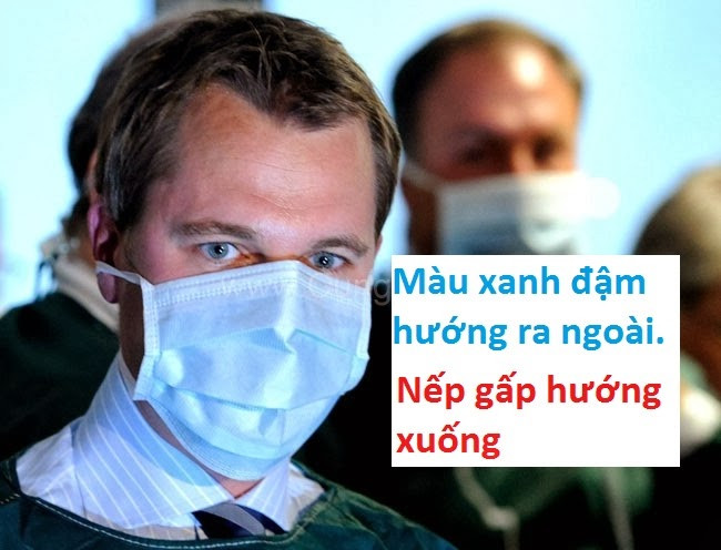 Buộc dây trên và dây dưới phía sau đầu hoặc quàng dây qua tai. Dùng ngón tay của hai bàn tay miết thanh kim loại cho ôm sát sống mũi hai bên. Điều chỉnh vành khẩu trang sao cho khít với khuôn mặt. (Thông tin trong bài chỉ mang tính tham khảo, trước khi sử dụng, vui lòng hỏi ý kiến bác sĩ). Ảnh: vaixuatnhapkhau.wordpress.com.