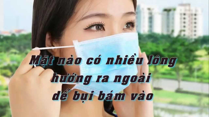 Một số quy tắc đeo khẩu trang y tế đúng cách: Đặt khẩu trang che kín mũi miệng và cầm thanh kim loại để ngang qua sống mũi, nếp gấp khẩu trang theo chiều xuống, dây chun nằm phía trong. Ảnh: youtube.com.
