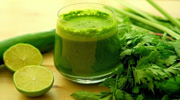 2. Mặt nạ rau mùi và chanh tươi: Rau mùi rửa sạch xay nhuyễn, lấy nước cốt. Pha thêm 2 muỗng nước cốt chanh. Rửa mặt sạch rồi dùng tăm bông thấm hỗn hợp và thoa lên mặt. Nhẹ nhàng chà xát và giữ như vậy trong 20 phút rồi rửa sạch mặt. Ảnh: tritannhang.info.