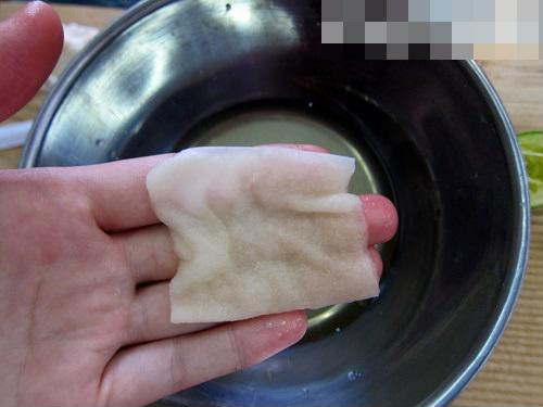3. Rửa mặt bằng nước ép rau mùi: Bắc nước sôi rồi bỏ rau mùi vào cho sôi trong khoảng 3-5 phút. Đợi nước còn ấm bạn lấy nước này rửa mặt hàng ngày. Mỗi ngày rửa mặt 2 lần sáng – tối. Ảnh: phunuvagiadinh.vn.