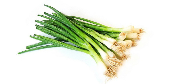 Hành: Chứa quercetin, một hợp chất có mối quan hệ “thù nghịch” với sự phát triển của bệnh ung thư phổi. Nói cách khác, một chế độ ăn uống nhiều hành có thể làm giảm nguy cơ ung thư phổi. Ảnh: Cafelinhchi.org.