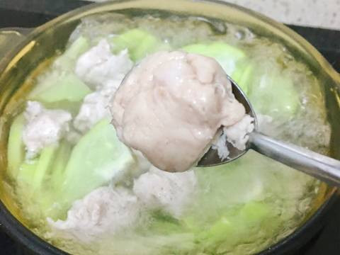 4. Canh su su nấu chả giò sống. Nguyên liệu: Su su, chả giò sống, hành, ngò, tiêu, muối. Su su gọt vỏ rửa sạch cắt miếng. Ảnh: cookpad.com.