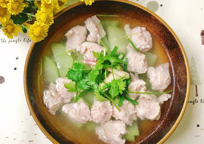 Nấu sôi nước cho ít muối vào rồi cho su vào tiếp, su su chín vừa thì lấy muỗng cafe quết chả giò sống cho vào nồi canh nấu chín. Nêm lại theo khẩu vị, nêm hành ngò và ít tiêu. Tắt bếp. Cho ra bát, rắc thêm ít hành ngò. Ảnh: cookpad.com.