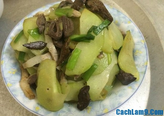Dùng chảo đó, cho thêm thìa canh dầu, đổ cà rốt vào xào khoảng 1 phút, sau đó cho su su vào xào, đảo đều, nêm số nguyên liệu còn lại, sau 3 phút thì cho lòng đã xào tái vào xào tiếp 2 phút nữa cho các loại thấm vào nhau rồi tắt bếp. Ảnh: CachLam9.com.