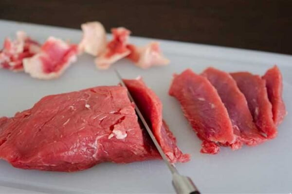 2. Thịt bò xào su su cà rốt. Nguyên liệu: Su su, cà rốt, hành tây, nấm mèo, hành, ngò, thịt bò, dầu ăn, muối, bột ngọt, tiêu, nước mắm, tỏi. Thịt bò rửa sạch cắt mỏng ướp đầu hành băm, muối, bột ngọt, tiêu, nước mắm, dầu ăn. Nấm mèo ngâm nở, su su, cà rốt gọt vỏ cắt mỏng, hành tây chẻ múi. Ảnh: Monngon.tv.