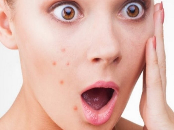 Tuy nhiên, trang điểm khoáng hoạt động như một chất bảo vệ da chống lại các gốc tự do và làm rào cản tốt ngăn cản tất cả những tác nhân gây hại từ môi trường bên ngoài. Người dùng mỹ phẩm khoáng chất để trang điểm trên da khô đều cảm thấy da mượt mà hơn.