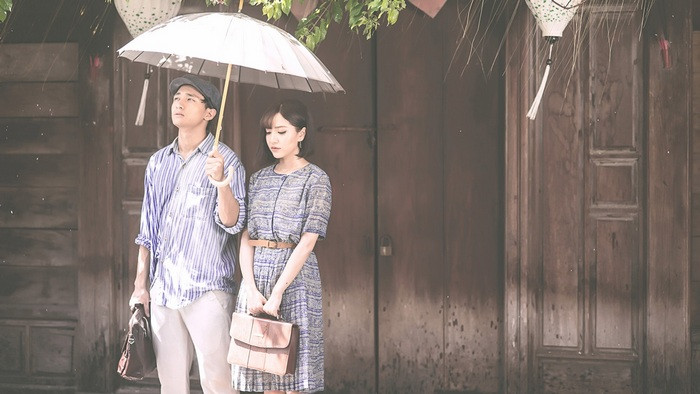 Túi xách. Không phải những chiếc túi xách thời thượng bóng nhoáng có màu sắc sáng sủa mà chọn những mẫu túi có màu sắc và kiểu dáng vintage cổ điển như túi vuông như chiếc cặp, có màu be hoặc màu nâu đất. Ảnh: Zingnews.