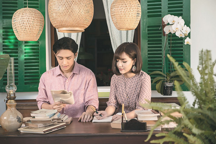 Váy. Mở đầu của MV là lời tâm tình của cô gái bày tỏ nỗi nhớ quê nhà. Chuyện tình thanh mai trúc mã của cô tiểu thư và anh bạn vô cùng lãng mạn. Vì nhớ lại tuổi xuân của mình nên tạo hình của Bích Phương cũng rất hoài cổ và lãng mạn. Ảnh cắt từ clip.