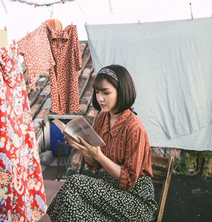 Thêm nữa là những chiếc băng đô cài tóc hoa văn. Mốt băng đô này đã lạc mốt bởi nó có từ vài năm trước nhưng nó lại được cô nàng lăng xê trở lại. Những chiếc băng đô vải được nàng ta kết hợp cùng váy áo khiến Bích Phương “toả ra” một sức lôi cuốn dịu dàng khó cưỡng lại được. Ảnh: Tinnhac.