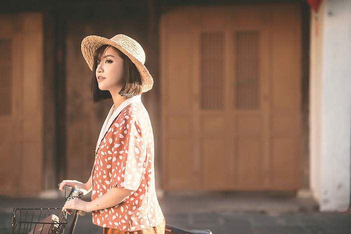 Cuối cùng, nón rơm chính là item khiến các tín đồ thời trang điên đảo trong MV này. Từ chiếc nón rơm rộng vành được cô bé Trâm Anh đội đến chiếc nón rơm của cô nàng Bích Phương trong cảnh nàng ca sĩ nhìn về sông nhớ người yêu, tất cả đều khiến các fan xuýt xoa vì... quá đẹp. Ảnh: Tiin.