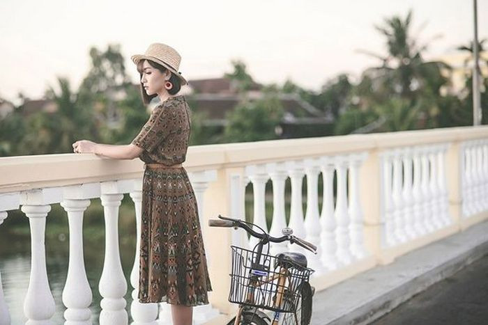 Phụ kiện. Không thể kể đến những phụ kiện làm nổi bật cho phong cách vintage. Hoa tai tròn to được cô nàng chọn để kết hợp với mọi loại trang phục, gợi nhớ đến phụ kiện làm đẹp của phụ nữ Việt thời xưa. Ảnh: Saostar.
