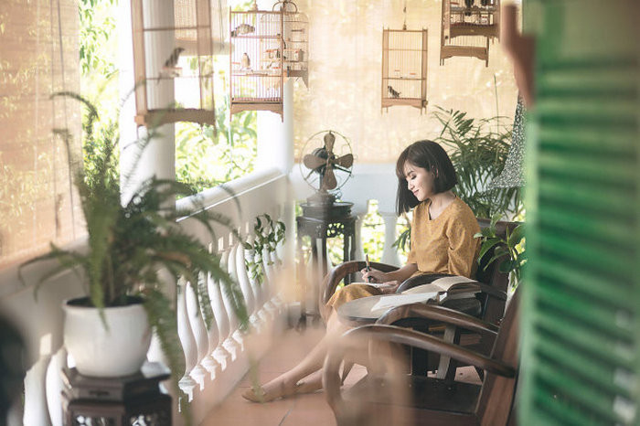 Màu sắc những trang phục Bích Phương chọn khá nhẹ nhàng, cổ điển và nền nã, phù hợp với ý nghĩa của bài hát. Màu sắc chủ yếu của những bộ trang phục cô nàng mặc là màu cổ điển, hoa văn cũ nhưng không hề lỗi thời. Ảnh: Tuoitre.