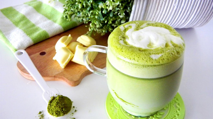 Cho từ từ sữa tươi không đường vào nồi nước trà đang nấu sôi và nấu cùng tiếp tục cho đến khi trà và sữa sôi. Đổ hỗn hợp sữa tươi và trà đang sôi vào rây lọc lại được. Muốn uống lạnh, để khoảng 10 phút nguội rồi cho đá và trân châu vào uống kèm. Ảnh: Tinmoi.vn.