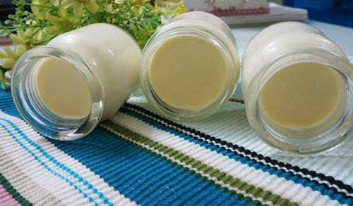 Đổ nước ấm vào thùng xốp ngập khoảng 2/3 hộp sữa chua. Ủ sữa chua 8 tiếng để lên men. Khi đã ủ xong thì cho vào tủ lạnh từ 1 - 1,5 tiếng rồi mang ra thưởng thức. Ảnh: doisongphapluat.com.