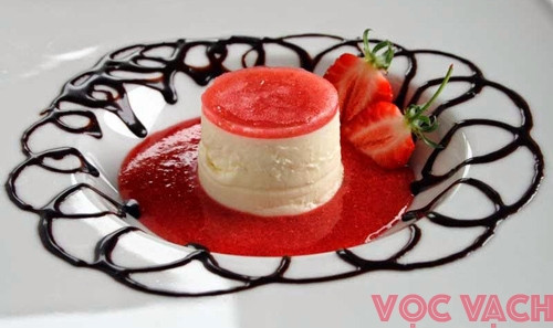 Nước mâm xôi: Cho quả mâm xôi, 35 gram đường và nước vào trong chảo rồi đun cho đến khi đường tan hết. Cho hỗn hợp vào rây lưới lọc. Khi panna cotta đã đông lại, múc nước mâm xôi lên trên và thưởng thức. Ảnh: Mocnoi.com.