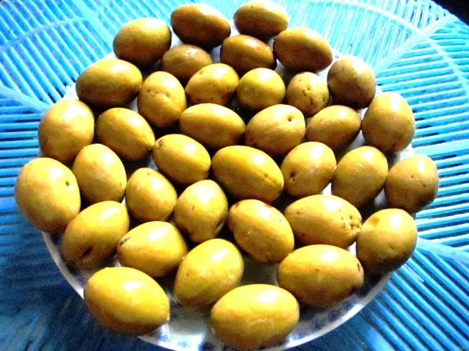 3. Quả trám. Uống nước quả trám: Dùng quả trám mài ra rồi hòa với nước uống để tiêu xương cá khi bị hóc xương. Tuy có tác dụng tiêu xương cá rất tốt nhưng chỉ nên dùng ở những trường hợp hóc xương nhỏ. Ảnh: Du Lịch.