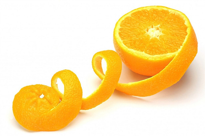 1. Vỏ cam (quýt). Ngậm và nuốt vỏ cam (quýt): Vỏ cam (quýt) có hoạt chất khiến xương cá mềm và tan theo nước bọt. Do đó, khi bị hóc xương cá, bạn chỉ cần lấy một miếng vỏ cam (quýt) ngậm trong miệng một lúc, xương cá sẽ tự tan ra. Ảnh: www.yeutretho.vn.