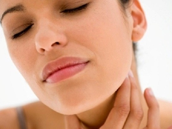 Khi bị hóc xương cá, điều đầu tiên là bạn hãy bình tĩnh, tuyệt đối không dùng tay móc họng để lấy xương sẽ đẩy xương vào sâu hơn. Sau đó, bạn hãy áp dụng các cách và bài thuốc trị hóc xương sau: Ảnh: AloBacsi.