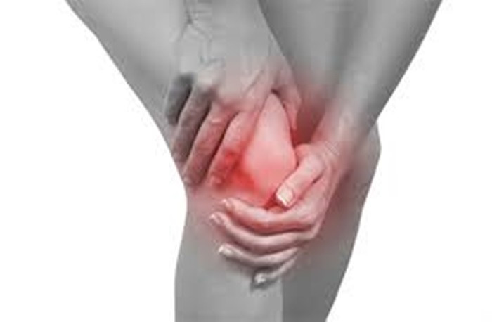 Chữa viêm khớp. Dùng dầu dừa thoa lên vùng da bị viêm khớp đau nhức sẽ làm cho các khớp linh hoạt và vận động tốt hơn. Ảnh: Bachxa.
