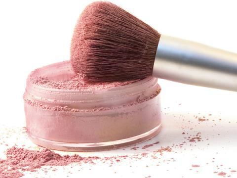 3. Phấn mắt và các mỹ phẩm dạng bột: Dùng một miếng bông tẩy trang lau sơ qua một lần để hết lớp bột cặn, sau đó dùng cồn y tế thấm lên bông tẩy trang, lau một lần nữa quanh miệng nắp, gương. Mở ra để nơi thoáng mát và tránh ánh nắng mặt trời trực tiếp khoảng 5 phút rồi đóng nắp lại cất đi. Ảnh: thethaovanhoa.vn.
