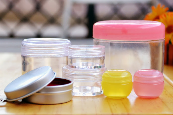 1. Vệ sinh dụng cụ đựng mỹ phẩm tự chế thật sạch, khô ráo, không để cho vi khuẩn có cơ hội xâm nhập vào mỹ phẩm. Ảnh: Quantri.vn.