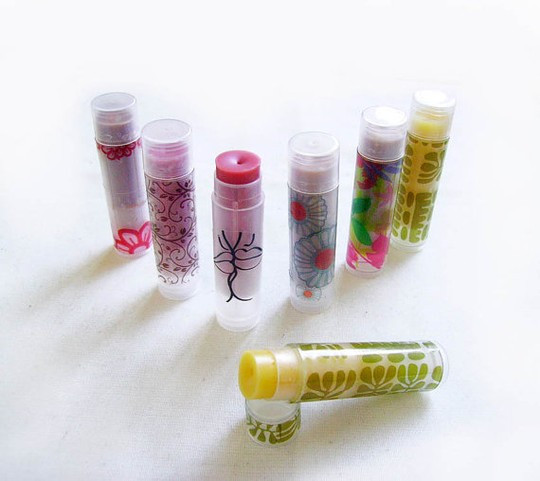 2. Các sản phẩm son môi, kem dưỡng da, serum...nên sử dụng tăm bông thấm rượu y tế và sau đó lau tẩy nắp chai và thân chai để khử trùng. Sau đó, siết chặt nắp chai. Ảnh: mientrung.vanhien.vn.