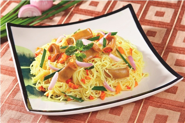 1. Bún xào nghệ. Nguyên liệu: Bún, thịt heo, tim, cật heo. Gia vị: Củ nghệ, tỏi băm, hạt nêm, đường, tiêu, dầu ăn, hành lá, hẹ. Cho dầu ăn và tỏi băm vào chảo, phi vàng, cho thịt heo, cật và tim heo vào xào, tiếp tục cho nghệ đã giã nhỏ vào xào chung. Khi cật và tim heo vừa chín tới, cho bún vào xào chung, đảo đều tay cho bún thấm nghệ. Cuối cùng, cho hẹ và hành lá vào, trộn đều lần nữa. Tắt bếp, rắc chút tiêu lên, món ăn đã hoàn thành. Ảnh: nhahanghuongsen.com.vn.