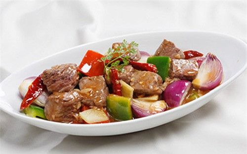 4. Bò xào rau củ và nghệ. Nguyên liệu: phi lê thịt bò, đậu đũa, cà rốt, cà chua, hành tây, tỏi và hành băm. Gia vị: hạt nêm, đường, dầu hào, tương ớt, dầu ăn, nghệ tươi. Gọt vỏ nghệ, giã nhỏ vắt lấy nước. Thái vuông thịt bò, ướp với nghệ, hành, tỏi băm, dầu hào, tương ớt. Đun nóng dầu, phi thơm hành, tỏi, cho thịt bò vào đảo nhanh tay, nêm gia vị. Đun chút dầu khác, xào cà rốt, đậu đũa cắt khúc, hành tây cắt vuông, cà chua bổ đôi, cho thịt bò vào đảo đều, nêm gia vị. Ảnh: baokhanhhoa.com.vn.
