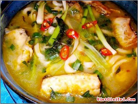 2. Canh cá nấu nghệ. Nguyên liệu: Cá chép, quả dọc hoặc khế, cà chua, nước dùng, nghệ, dầu ăn, gia vị, hành, thì là, các loại rau sống, mỡ nước. Cá rửa sạch, cắt khúc, ướp với muối và nước nghệ. Quả dọc bóc vỏ. Cà chua thái miếng vừa ăn, thì là và hành thái nhỏ. Đun nước dùng cho sôi. Cho dầu vào chảo chiên cá. Cho đầu hành lá và trái dọc vào xào, sau đó bỏ vào nồi nước dùng đã sôi, tiếp tục bỏ cá đã chiên vào, đun nhỏ lửa. Khi cá chín, cho cà chua, nêm gia vị vừa ăn. Trước khi tắt bếp, cho hành và thì là vào. Ảnh: vietgiaitri.com.