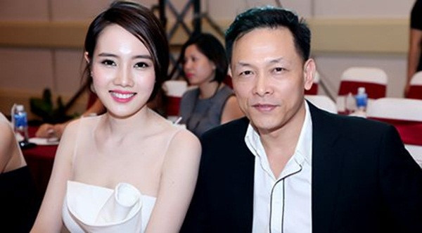 Một yếu tố giúp bà mẹ hai con giảm cân nhanh là có sự giúp đỡ và san sẻ công việc từ chồng. Đạo diễn Ngô Quang Hải thường đi làm về sớm, vào bếp giúp vợ nấu ăn, dành thời gian lo cho con. Nhờ vậy, người đẹp 9X có nhiều thời gian nghỉ ngơi, chăm sóc bản thân. Ảnh: Zingnews.