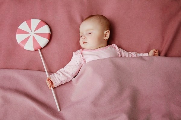 Nếu bé hay nằm ngửa, mẹ cần chú ý đến bé vì có nhiều trường hợp đột tử ở trẻ sơ sinh do bị ngạt đường thở khi nằm ngửa. Ảnh: zing.vn.