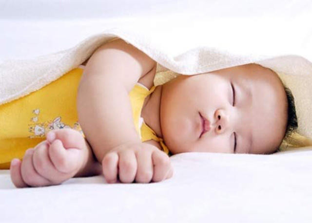 Tuy vậy không phải tất cả các bé nằm nghiêng đều như thế, cũng có những trường hợp bé thích nằm nghiêng là những bé có cá tính rất mạnh mẽ, lập trường kiên định và quyết không tin bất cứ ai. Ảnh: nhatkycuame.net.