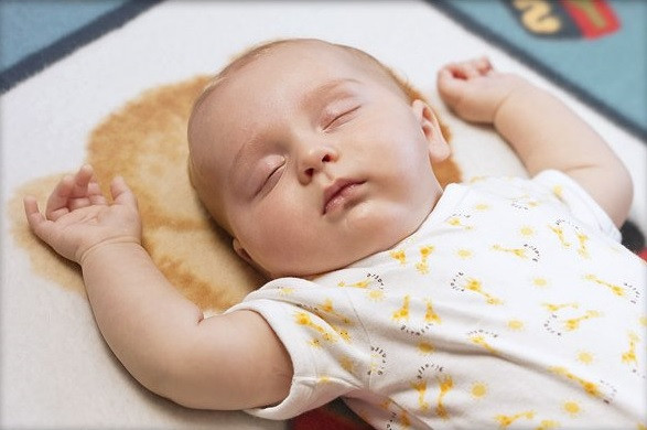 3. Nằm ngửa: Bé hay nằm ngửa thường cởi mở, hòa nhã với mọi người và dễ tin tưởng người khác. Ảnh: hoidapbacsi.net.