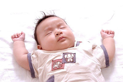 Ngoài ra bé cũng dễ tính trong mọi vấn đề. Tư thế nằm dạng tay dạng chân cho thấy bé rất khoan khoái, dễ chịu và như đang hưởng thụ cuộc sống vậy. Ảnh: Mecon.vn. (Thông tin trong bài chỉ mang tính tham khảo).
