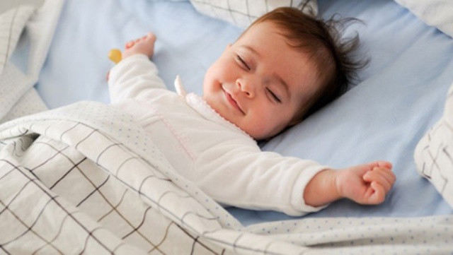 4. Nằm dạng tay dạng chân: Tư thế ngủ của bé như này chứng tỏ bé là rất tự tin và lạc quan. Ảnh: tapchidongy.vn.