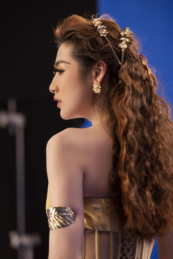 Thiết kế cúp ngực giúp Tú Anh khoe trọn bờ vai mềm mại. Mặc đẹp như nữ thần, thần thái đỉnh cao là vậy song Tú Anh lại bị soi 1 điểm không mấy đẹp mắt.