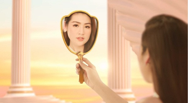 Ở bất kỳ góc chụp nào, người đẹp Hà Thành đều toát lên vẻ tươi trẻ, quyến rũ.